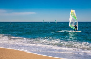 Rüzgar sörfçü mavi denizde