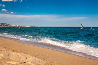 Rüzgar sörfçü mavi denizde