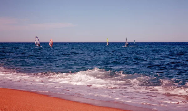 Surfistas de viento en el mar azul —  Fotos de Stock