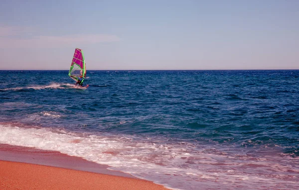 Surfistas de vento no mar azul — Fotografia de Stock