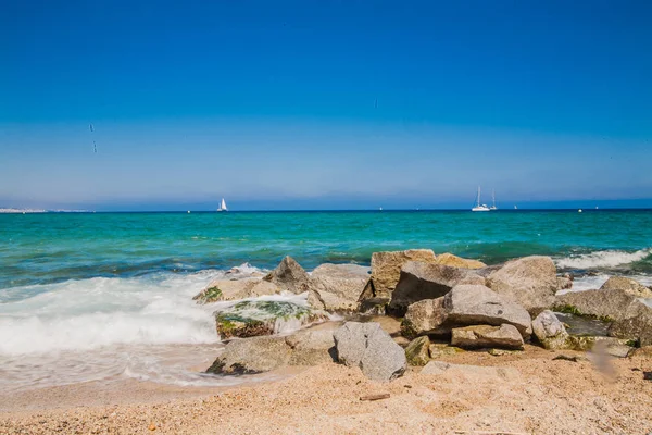 Deniz kıyısında Badalona