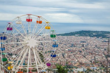 Tibidabo Dağı Barcelona panoramik görünümü