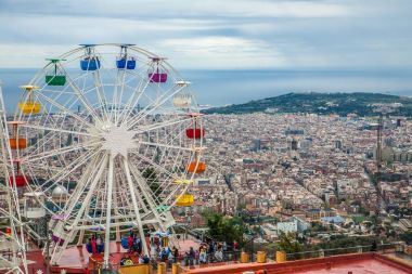 Tibidabo Dağı Barcelona panoramik görünümü