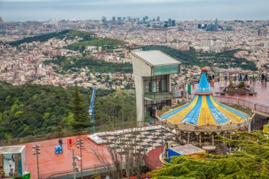 Tibidabo Dağı Barcelona panoramik görünümü