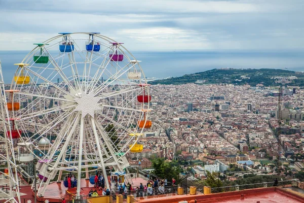 Vue panoramique sur Barcelone depuis la montagne Tibidabo — Photo