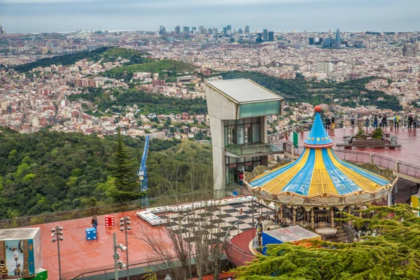 Vista panorámica de Barcelona desde la montaña del Tibidabo — Foto de Stock