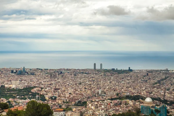 Vue panoramique sur Barcelone depuis la montagne Tibidabo — Photo
