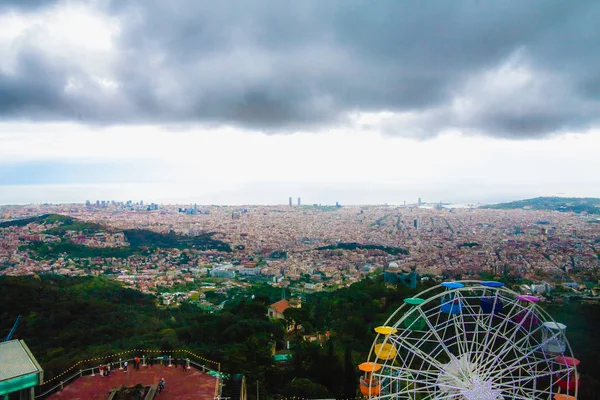 Vue panoramique sur Barcelone depuis la montagne Tibidabo — Photo