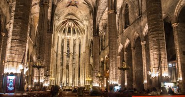 Barselona 'nın Ribera semtinde Santa Maria del Mar Gotik Kilisesi içinde gece Panoraması, Katalonya, Ispanya