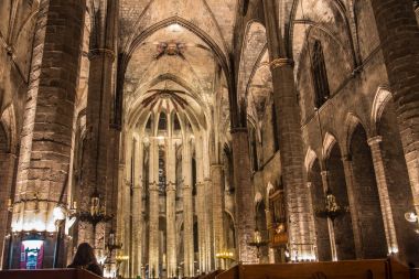 Barselona 'nın Ribera semtinde Santa Maria del Mar Gotik Kilisesi içinde gece Panoraması, Katalonya, Ispanya