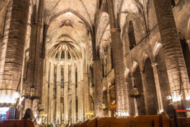 Barselona 'nın Ribera semtinde Santa Maria del Mar Gotik Kilisesi içinde gece Panoraması, Katalonya, Ispanya