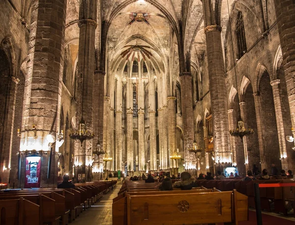 Barselona 'nın Ribera semtinde Santa Maria del Mar Gotik Kilisesi içinde gece Panoraması, Katalonya, Ispanya