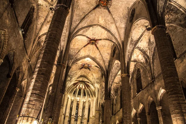Barselona 'nın Ribera semtinde Santa Maria del Mar Gotik Kilisesi içinde gece Panoraması, Katalonya, Ispanya