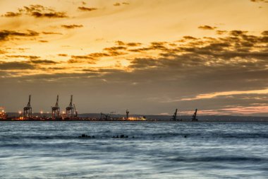 Güzel ve tehlikeli günbatımı üzerinde Gdansk bay - panorama