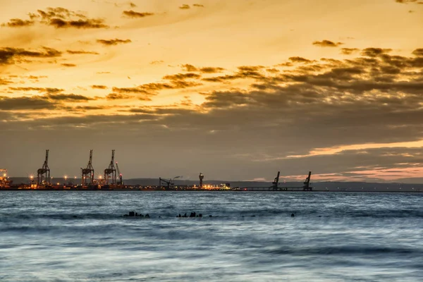 Güzel ve tehlikeli günbatımı üzerinde Gdansk bay - panorama