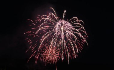  Gece gökyüzünde havai fişekler