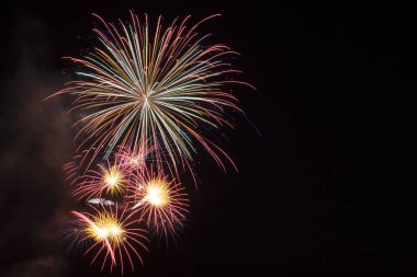 Gece gökyüzünde havai fişekler