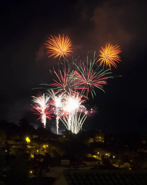 Fogos de artifício no céu noturno — Fotografia de Stock