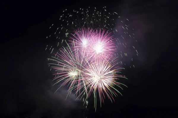 Feuerwerk am Nachthimmel — Stockfoto