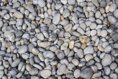 Kumsalda çakıl taşları