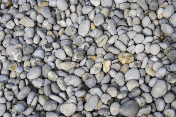 Kumsalda çakıl taşları