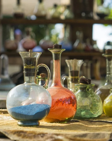 Alchemie von alten Glasflaschen und Flaschen — Stockfoto