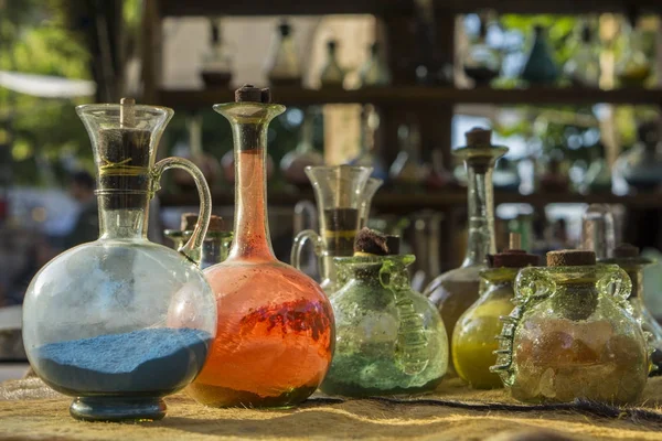 Flaconcini e bottiglie in vetro vintage alchimia — Foto Stock