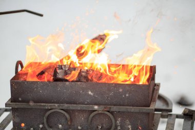Alevler gelen kömürlerin mangal