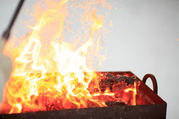 Пламя от жаровни угля — стоковое фото