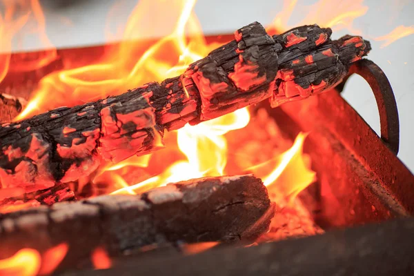 Пламя от жаровни угля — стоковое фото