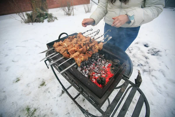 O prato de carne de porco shish em espetos — Fotografia de Stock