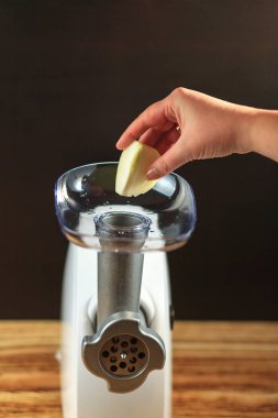 Beyaz et kıyma makinesi, yarım bir ampul