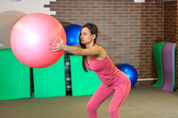 Jovem menina branca bonita no clube de fitness . — Fotografia de Stock