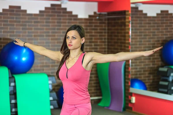 Junge schöne weiße Mädchen im Fitnessclub. — Stockfoto