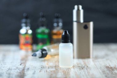 Sıvı ile kişisel vaporisers ve e-sigara için jar. Elektronik nikotin dağıtım sistemleri. Biter.