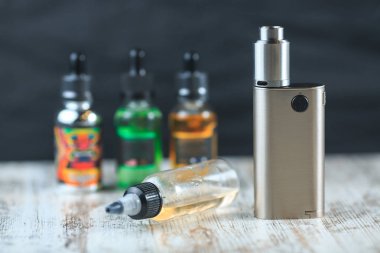 Sıvı ile kişisel vaporisers ve e-sigara için jar. Elektronik nikotin dağıtım sistemleri. Biter.