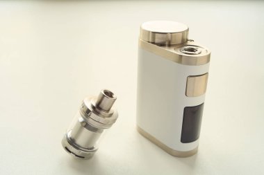 Elektronik sigara ve masanın üzerine sıvı tankı. Vaping. Biter.