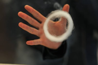 Bir yüzük bir elektronik sigara ve arka plan için el buharı. Vaping.