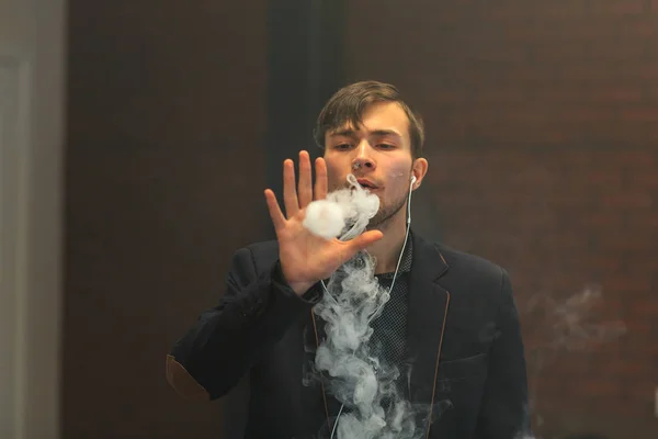 Młody przystojny facet biały niech pierścienie z steam. Vaping. — Zdjęcie stockowe