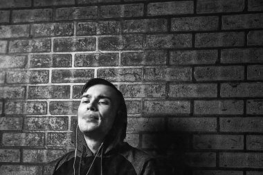 Genç yakışıklı beyaz adam admiting puffs üzerinden elektronik sigara Buhar olduğunu. Vaping. Genç müzik. Siyah ve beyaz fotoğraf.