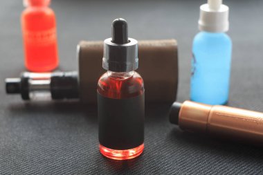Vape. E-sıvı ve nikotine ve siyah Tekstil elektronik sigara mod ile şişe. Kişisel Buharlaştırıcı.
