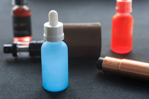 Vape. E-sıvı ve nikotine ve siyah Tekstil elektronik sigara mod ile şişe. Kişisel Buharlaştırıcı.