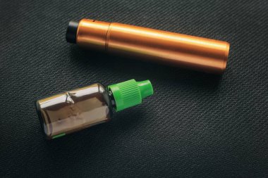 Vape. E-sıvı ve nikotine ve siyah Tekstil elektronik sigara mod ile şişe. Kişisel Buharlaştırıcı.
