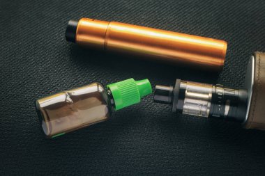 Vape. E-sıvı ve nikotine ve siyah Tekstil elektronik sigara mod ile şişe. Kişisel Buharlaştırıcı.