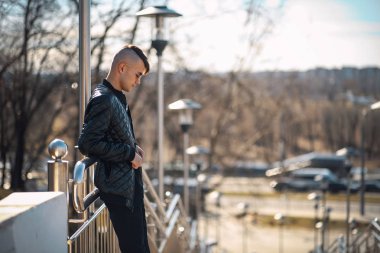 Yakışıklı genç bir beyaz adam güneşli bir güneş gözlüğü. Yaşam tarzı.