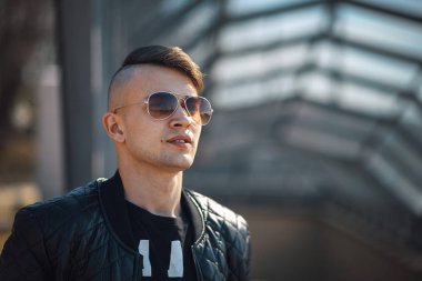 Yakışıklı genç bir beyaz adam güneşli bir güneş gözlüğü. Yaşam tarzı.