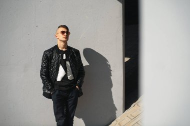 Yakışıklı genç bir beyaz adam güneşli bir güneş gözlüğü. Yaşam tarzı.