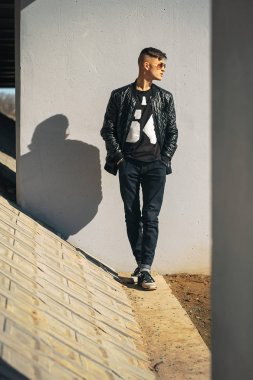 Yakışıklı genç bir beyaz adam güneşli bir güneş gözlüğü. Lifesty