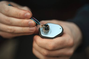 Vape. Erkek elinde elektronik sigara.