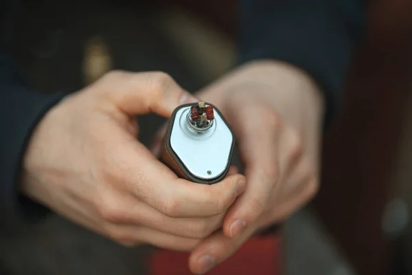 Vape입니다. 남자 손에서 전자 담배. — 스톡 사진